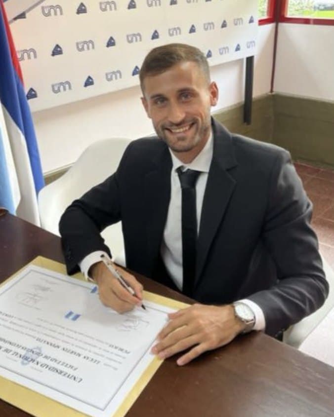 Lucas Spinnato firmando su título de Contador Público en la Universidad Nacional de Misiones